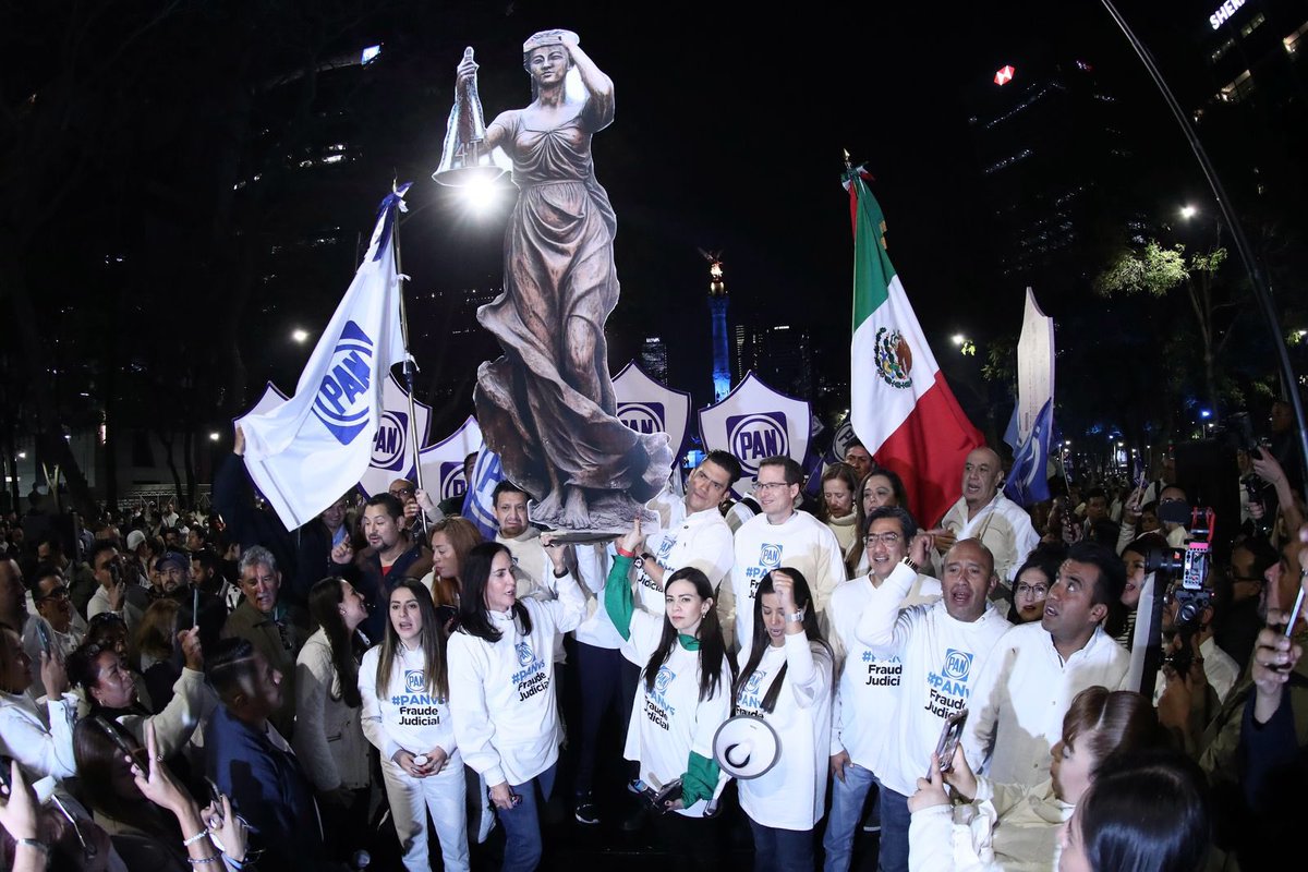 AccionNacional's tweet photo. El gobierno intenta capturar al Poder Judicial y consolidar su régimen autoritario en México a través de un #FraudeJudicial ⚖️‼️

Convocamos a todas las y los mexicanos que exigen justicia, respeto a la división de poderes y democracia plena a manifestarse pacíficamente en contra de este atropello. 🕯️🇲🇽

#PANvsFraudeJudicial #SeEstáMoviendoElPAN