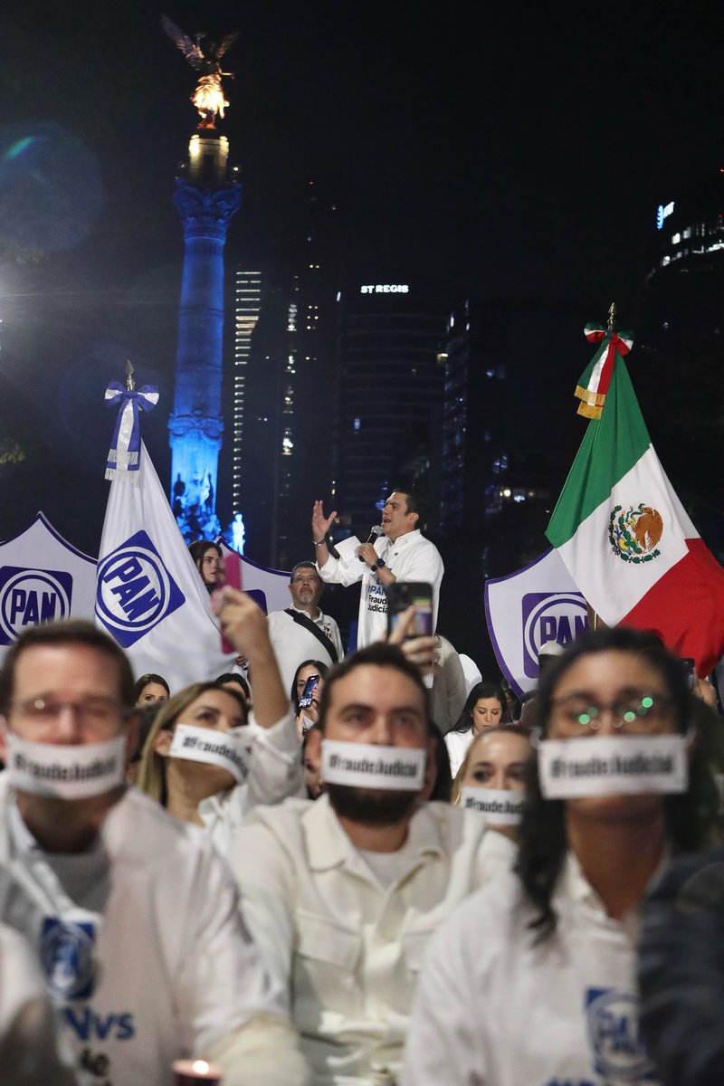 AccionNacional's tweet photo. El gobierno intenta capturar al Poder Judicial y consolidar su régimen autoritario en México a través de un #FraudeJudicial ⚖️‼️

Convocamos a todas las y los mexicanos que exigen justicia, respeto a la división de poderes y democracia plena a manifestarse pacíficamente en contra de este atropello. 🕯️🇲🇽

#PANvsFraudeJudicial #SeEstáMoviendoElPAN