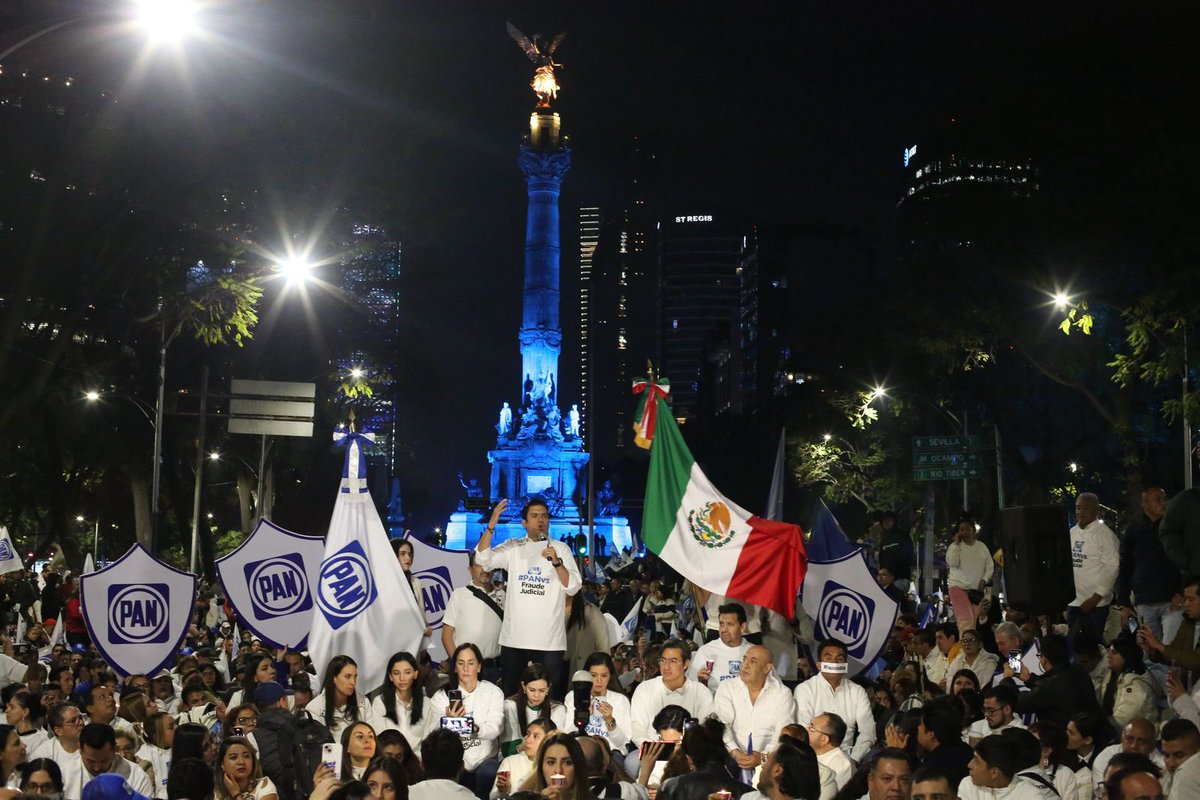 AccionNacional's tweet photo. El gobierno intenta capturar al Poder Judicial y consolidar su régimen autoritario en México a través de un #FraudeJudicial ⚖️‼️

Convocamos a todas las y los mexicanos que exigen justicia, respeto a la división de poderes y democracia plena a manifestarse pacíficamente en contra de este atropello. 🕯️🇲🇽

#PANvsFraudeJudicial #SeEstáMoviendoElPAN