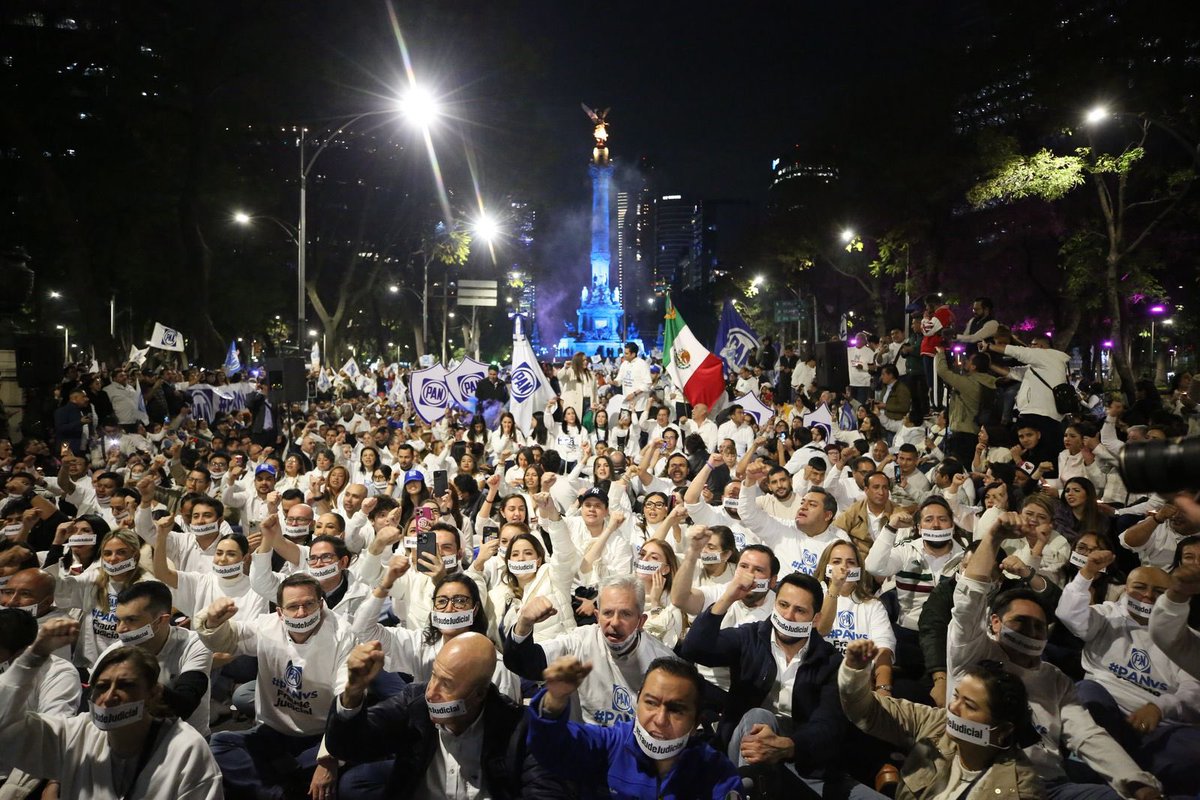 AccionNacional's tweet photo. El gobierno intenta capturar al Poder Judicial y consolidar su régimen autoritario en México a través de un #FraudeJudicial ⚖️‼️

Convocamos a todas las y los mexicanos que exigen justicia, respeto a la división de poderes y democracia plena a manifestarse pacíficamente en contra de este atropello. 🕯️🇲🇽

#PANvsFraudeJudicial #SeEstáMoviendoElPAN