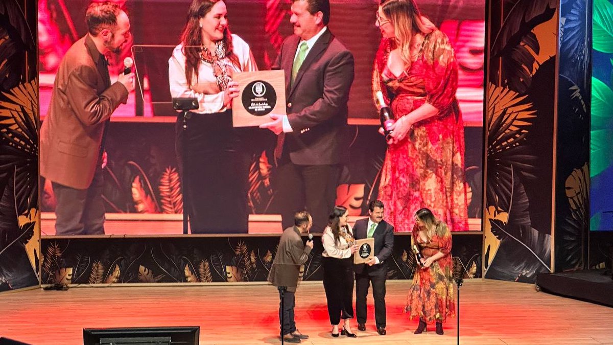 Las copas se levantan con entusiasmo en los #ReaderAwards, pues se premia a Valle de Guadalupe, <a href="/secturebc/">Secretaría de Turismo de Baja California</a> , reconocida como la “Mejor Región Vinícola de México”. <a href="/ValleGuadalup/">Valle De Guadalupe</a>