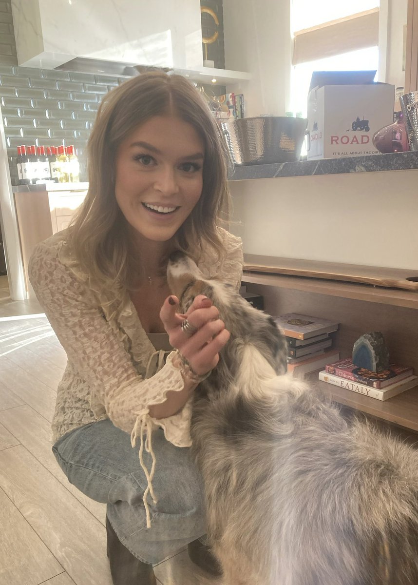 About to step on stage , but first... puppy snuggles for some pre-performance good vibes! 🐾🎤