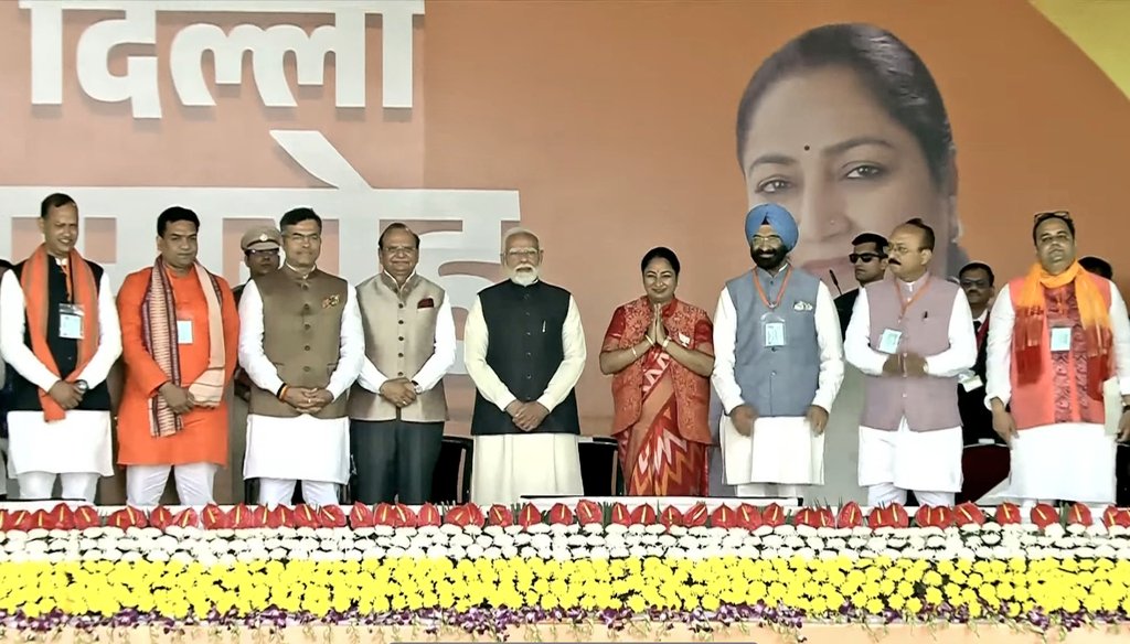 RajeshS34331036's tweet image. दिल्ली के विकास और समृद्धि की नई गाथा!

दिल्ली के मुख्यमंत्री पद की शपथ ग्रहण करने पर श्रीमती @gupta_rekha जी सहित मंत्रिमंडल के सभी माननीय सदस्यों को हार्दिक बधाई एवं शुभकामनाएं!