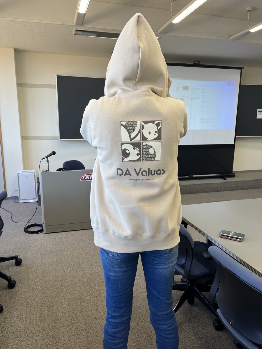 DreamArts_PR's tweet photo. #今週のDA
新卒3年目&直近のキャリア入社メンバー合同でDAV合宿を実施中です!
天候にも恵まれ、研修会場からはきれいな富士山が🗻✨清々しい空気に包まれリフレッシュしつつ研修に取り組んでいます。
今回もお揃いのパーカーがかわいくてお気に入りです😊
#DAValues #研修 #合宿 #富士山 https://t.co/ayjrr7YH85