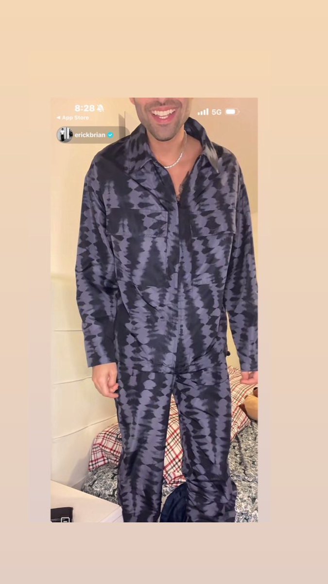 Kassmanzoo's tweet photo. ERICK ES EL DE BANANAS EN PIJAMA 😂😂😂😂😂😂 https://t.co/pyGLpnYJvE