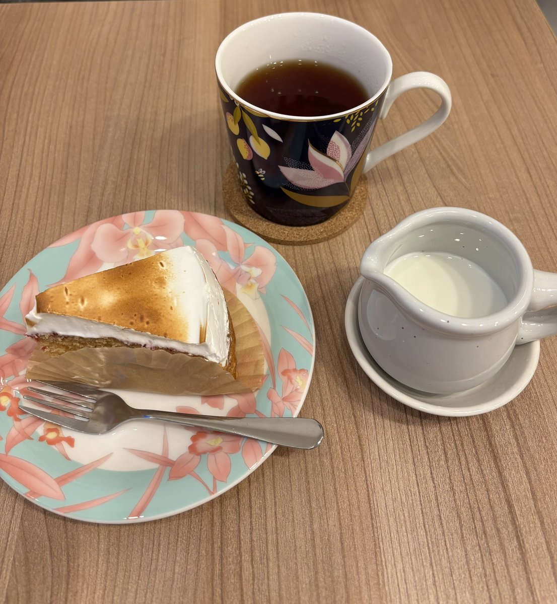 昨日は「オーバーグラウンドの日」と言う事で、久しぶりにアンダーグラウンドベーカリーさんのイートインにお邪魔しました。ウェールズ地方のウェルシュ•シナモンケーキを頂きました😊やっぱり、、美味しいです。病み上がりの私の胃にも優しいケーキでした。次回も楽しみです！！ご馳走様でした❣️