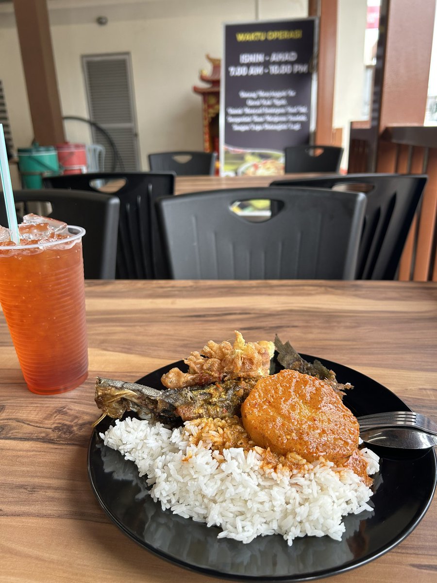 miszzaRra93's tweet photo. Dah lama tak keluar tempat ramai oramg sejak resign bulan 9 tahun lepas... 

Tadi tergerak hati nak ke pasar raya sambil topup barang basah sikit kan... 

Kemudian dah pukul 11 lebih macam tu singgah sekali makan di food court berdekatan.. 

Tiba-tiba dengar ada yang menjerit .. https://t.co/Fwblygptfg
