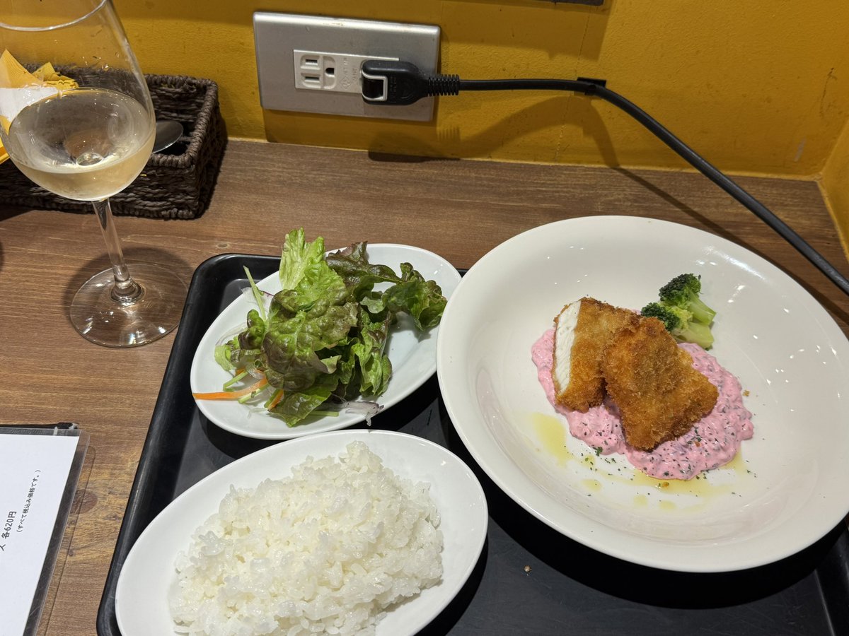 dysphoniahummer's tweet photo. 伊丹空港でワインをいただきました。
これから東京へ向かいます。 https://t.co/pML1Ji8Te0