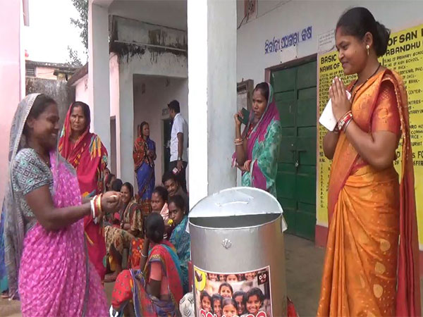 ani_digital's tweet photo. Odisha: Sanakhuntia Sarpanch's "Muthae Chaula" initiative, bringing smiles to the orphan children
Read @ANI Story | https://t.co/EbjOqbsdWi #Mayurbhanj #MuthaeChaula #orphankids https://t.co/m4PpwiV3qc