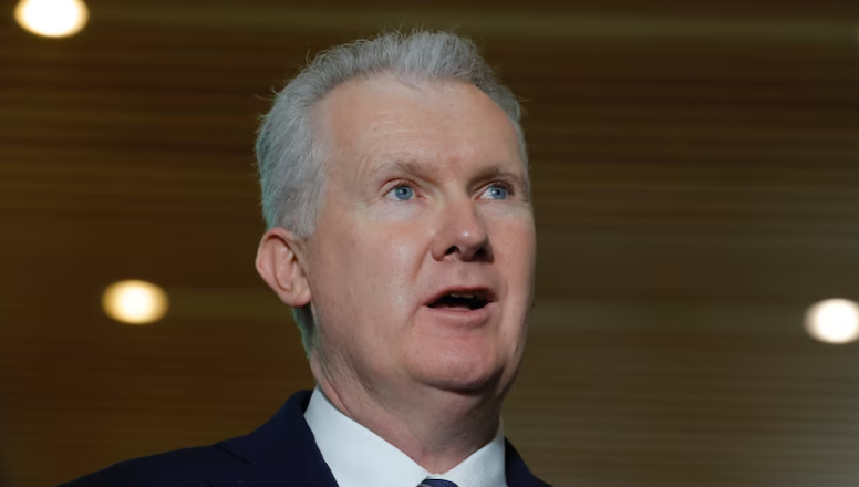 emma_amy3's tweet photo. 🇦🇺 Burke defends citizenship ceremony blitz, rejecting Coalition claims of political motives, highlighting national unity over politics.

#AustralianPolitics #Citizenship #Burke https://t.co/fYAa44ha5I