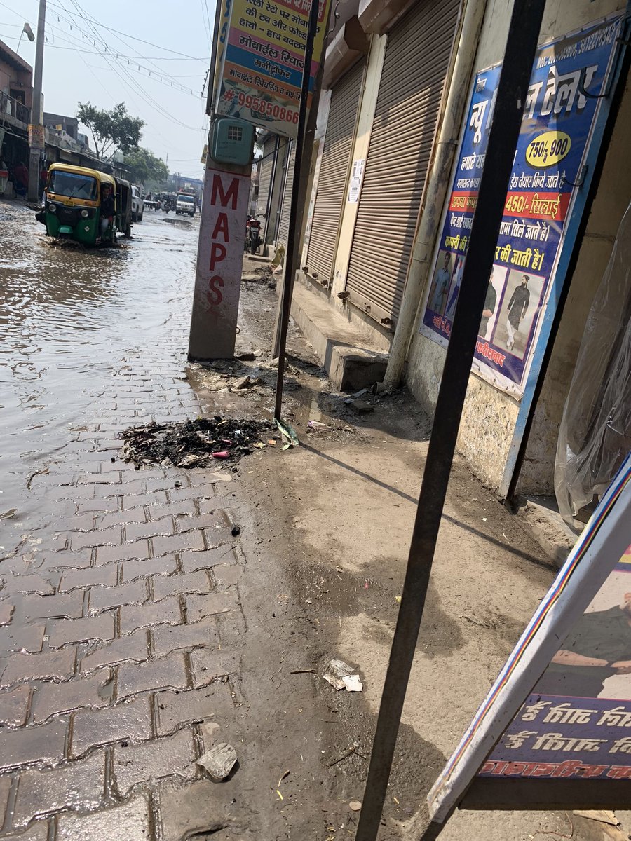 AjayJAT98383394's tweet photo. यह सरूरपुर औद्योगिक क्षेत्र का मुख्य रास्ता है जो गाँव तक जाता है.दस साल से ज़्यादा हो गये प्रदेश में आपकी सरकार को कुर्सी पर बैठे हुए.एक हल्की सी बारिश आपके विकास की पोल खोल देती है.बच्चे महिलाएँ आए दिन चोटिल हो रहे हैं और आप सो रहे हैं @NayabSainiBJP @KPGBJP जागोजागोजागो https://t.co/2p5iQhf7PA