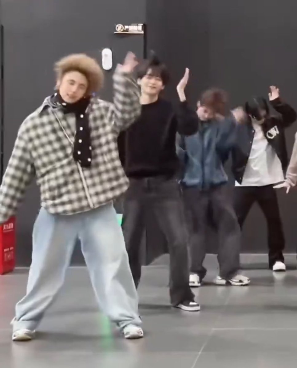 하 잠만 안성민 이거 맞냐고 ㅋㅋㅋㅋㅋㅋㅋㅋ
텐션 지대로네