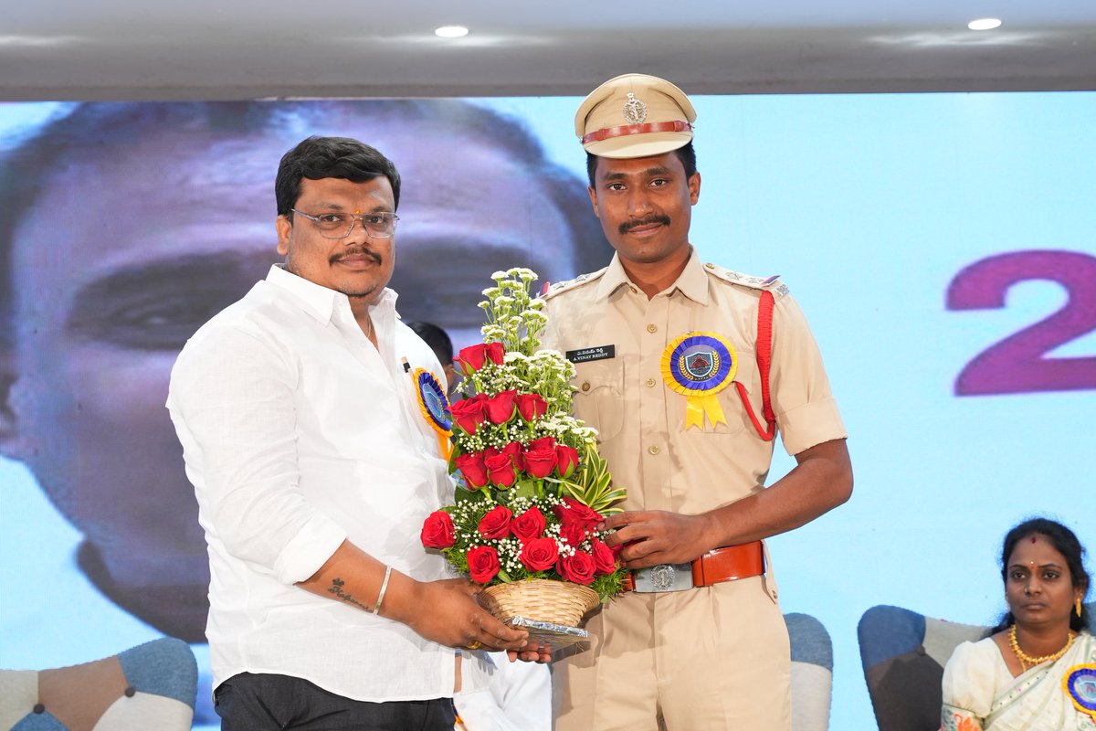 HFCVFoundation's tweet photo. #GullaNagaraju presented a bouquet to #JagadgiriGutta SI A #VinayReddy Garu as a gesture of respect and appreciation for his support in ensuring #cybersafety and #security 🌐✨
#HelpForCyberVictims #HFCV #3rdAnniversary #Jagadgirigutta #vinayreddy #Ethicalhackeraravind https://t.co/LIDhIv6vzN