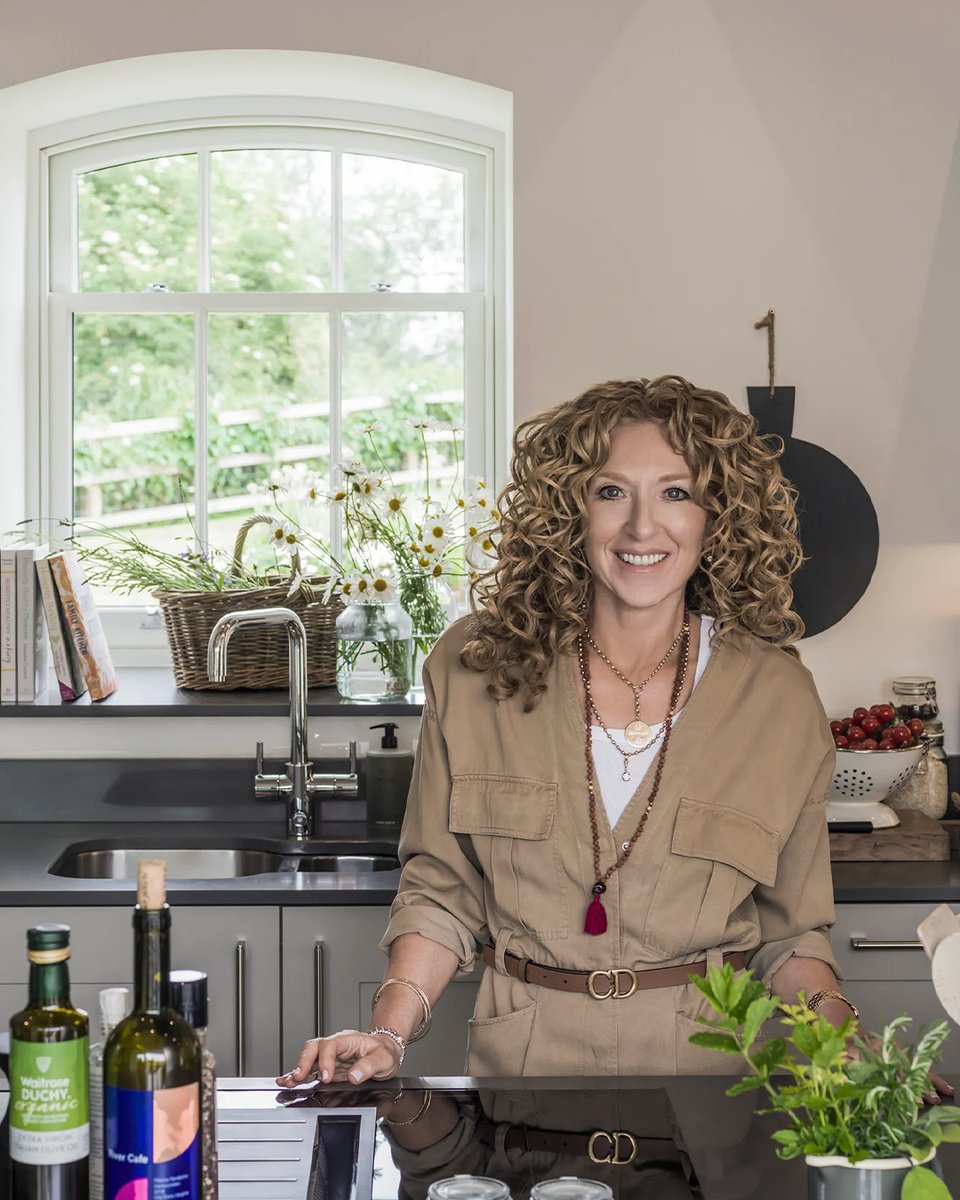 kellyhoppen's tweet image. These country kitchens & chalets have layers of warmth. A kitchen must be both beautiful and functional. Smart storage keeps the space sleek and clutter-free, blending practicality with effortless elegance.
#KitchenDesign #InteriorStyle #FunctionalDesign #StorageSolutions