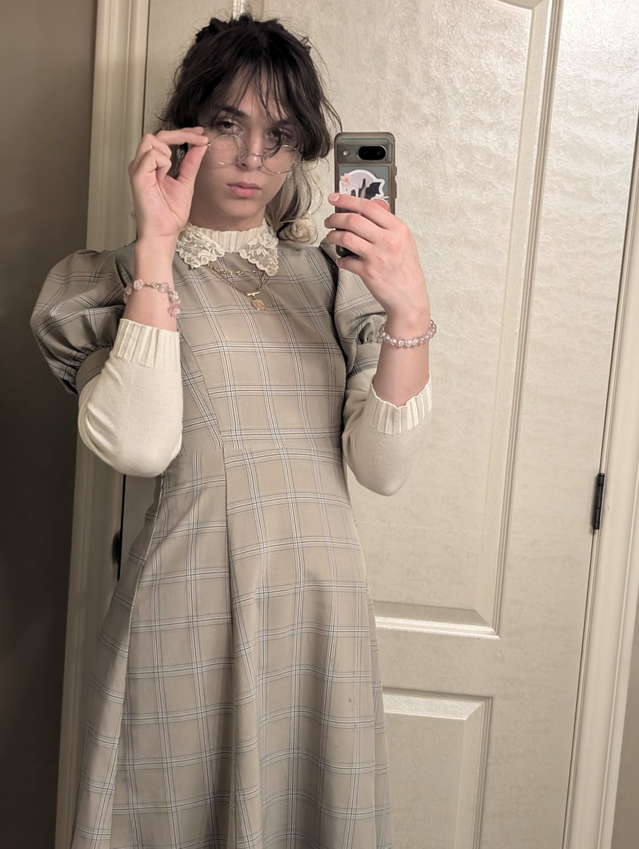 klisskliss's tweet photo. TRANSGIRL PROTIP:
- Figure out your colors
- Read up on how to layer clothes
- Thrift stores are your playground
- Try making/asking friends for fashion advice

every outfit here is thrifted piece by piece, with each article requiring it's own trip https://t.co/3USb6oCPRq