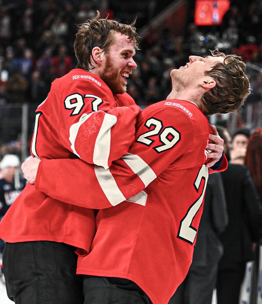 b0uchbombs's tweet image. Leon Draisaitl punching the air rn