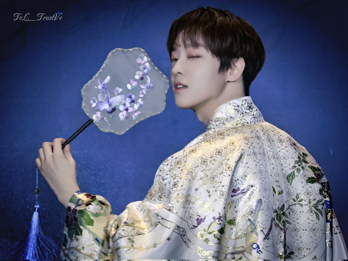 TaevinLee_TV_'s tweet photo. 250215 Nanjing Fan Signing
执扇转身处
恰似清风拂花影
古韵悠然入画来
#LEETAEVIN #이태빈 #李泰彬 https://t.co/qOXXSdYc5k