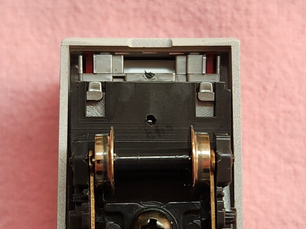 joyjoy_model's tweet photo. 長野総合車両センター205系作製

スカートをGM製205系スカートセット(品番8594)に交換。

まさかのポン付け可能！GMスカート台座は指印の位置の段差でカット。床下は画像3枚目の位置でカット。スカートを隙間に嵌め���みで取り付け可能で脱落しません。クオリティもよくKLLab製は取り付け見送りです。 https://t.co/asEjZ9m7d3