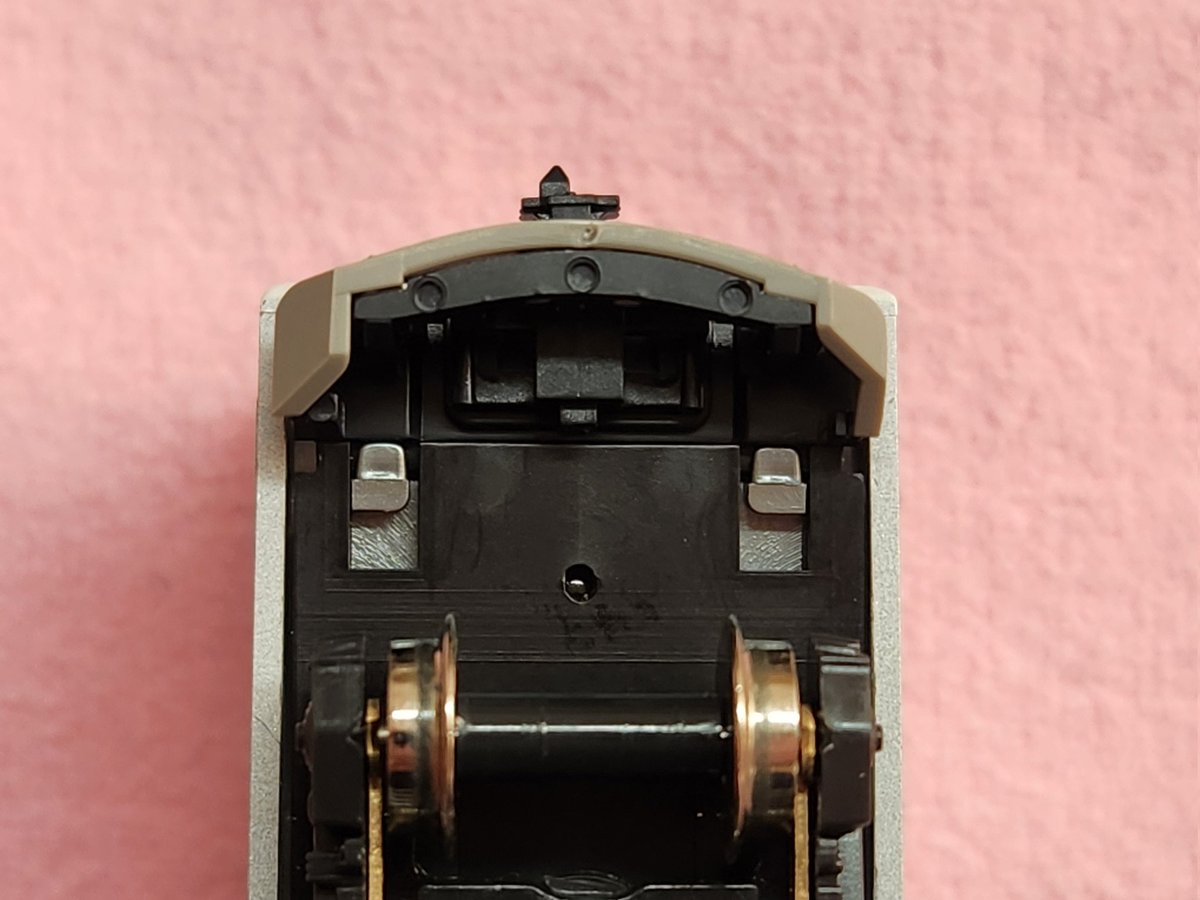 joyjoy_model's tweet photo. 長野総合車両センター205系作製

スカートをGM製205系スカートセット(品番8594)に交換。

まさかのポン付け可能！GMスカート台座は指印の位置の段差でカット。床下は画像3枚目の位置でカット。スカートを隙間に嵌め���みで取り付け可能で脱落しません。クオリティもよくKLLab製は取り付け見送りです。 https://t.co/asEjZ9m7d3