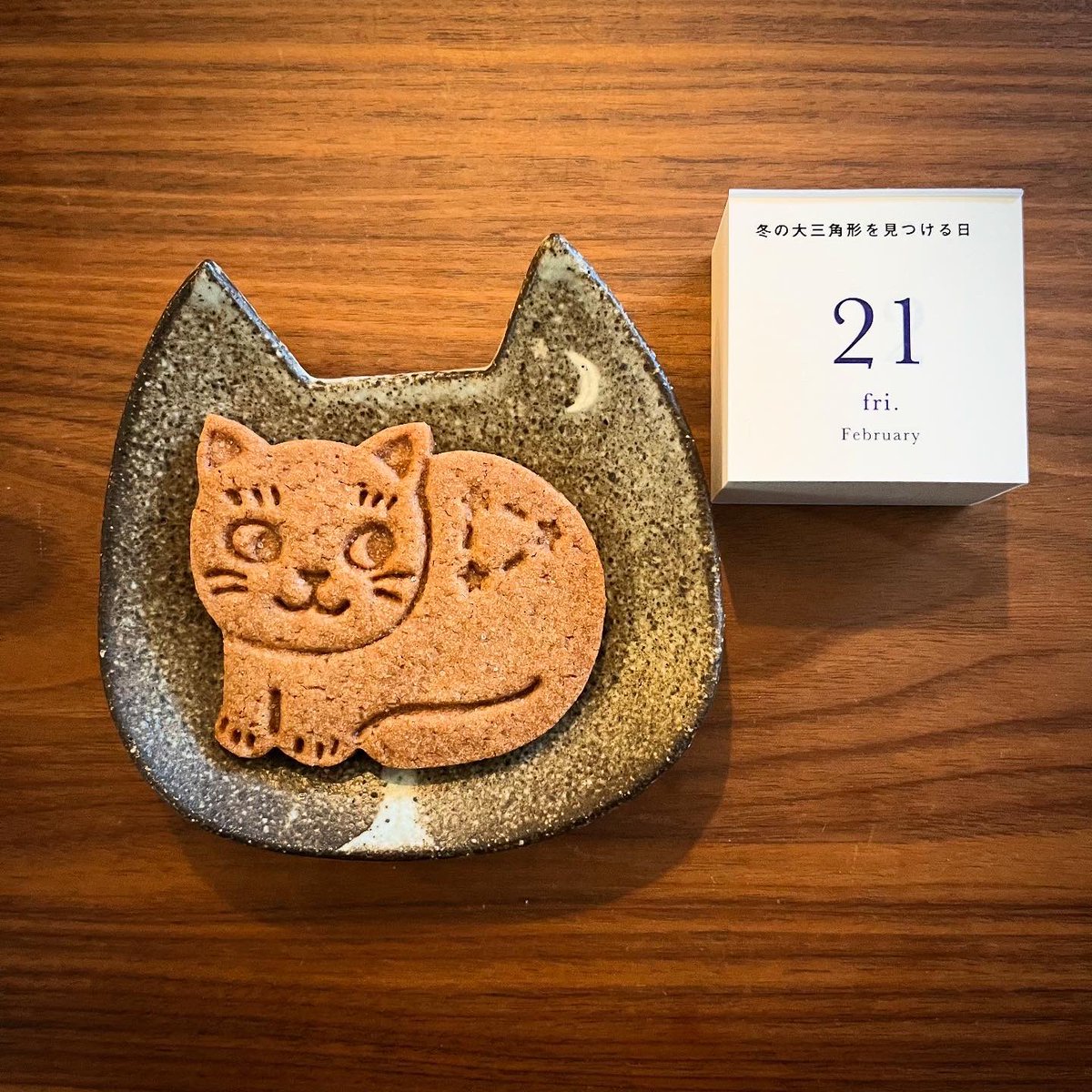 mamenekosennin's tweet photo. おお、今日のハルカゼ舎さんの日めくりは、冬の大三角形を見つける日🌟
今回のネコサブレは、"冬の大三角形ネコサブレ"なのでした。スペキュロス味。複数スパイスの味と、ザクザクした食感はきび砂糖によるものです。
#aklabo 
#ハルカゼ舎日めくりカレンダー 
#片岡まみこ展星のささやき 
#書肆吾輩堂 https://t.co/JbRBZvRq8B