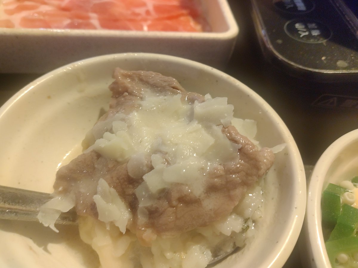 Cosmos96's tweet image. お玉にワカメご飯を乗せ濃厚クラムチャウダーだしに入れ２種の大量チーズたっぷりと煮込み最後に牛みすじ六穀豚しゃぶ肉に追いチーズ乗せで追いだしでクラム濃厚２種チーズ肉巻きリゾットの完成！後半の味変はトマトピューレと豆板醬マヨ乗せが最高！
#しゃぶ葉 #しゃぶしゃ部
#しゃぶ葉でほっこり気分