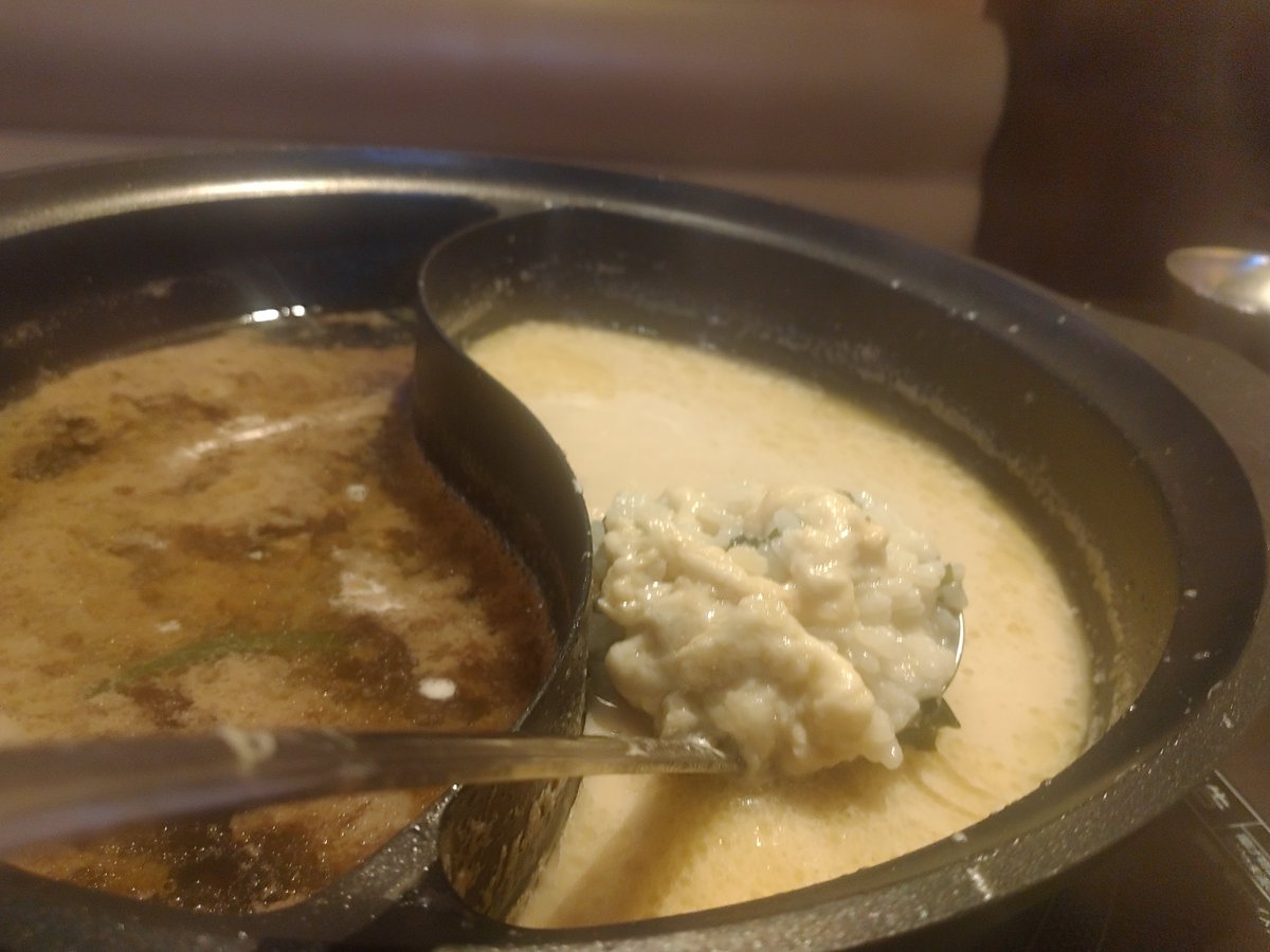 Cosmos96's tweet image. お玉にワカメご飯を乗せ濃厚クラムチャウダーだしに入れ２種の大量チーズたっぷりと煮込み最後に牛みすじ六穀豚しゃぶ肉に追いチーズ乗せで追いだしでクラム濃厚２種チーズ肉巻きリゾットの完成！後半の味変はトマトピューレと豆板醬マヨ乗せが最高！
#しゃぶ葉 #しゃぶしゃ部
#しゃぶ葉でほっこり気分