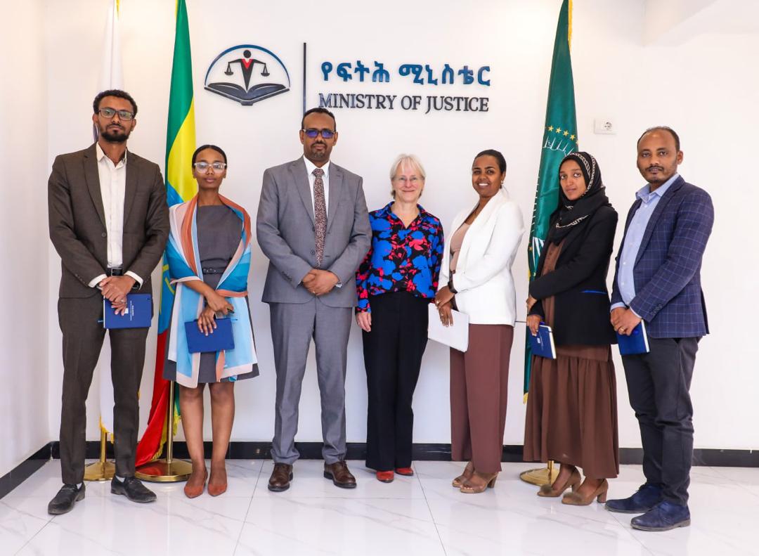 በፍትሕ ሚኒስቴር የመንግስት ህግና ፍትህ አገልግሎት ዘርፍ ሚ/ዴኤታ ክቡር አቶ በላይሁን ይርጋ በሀገራችን ህግና ፍትሕን ለማጠናከር በጋራ ለመስራት ስለሚቻልባቸው ሁኔታዎች ከኢትዮጰያ የኔዘርላንድ አምባሳደር Mrs. Christine Pirenne ጋር ተወያዩ፡፡