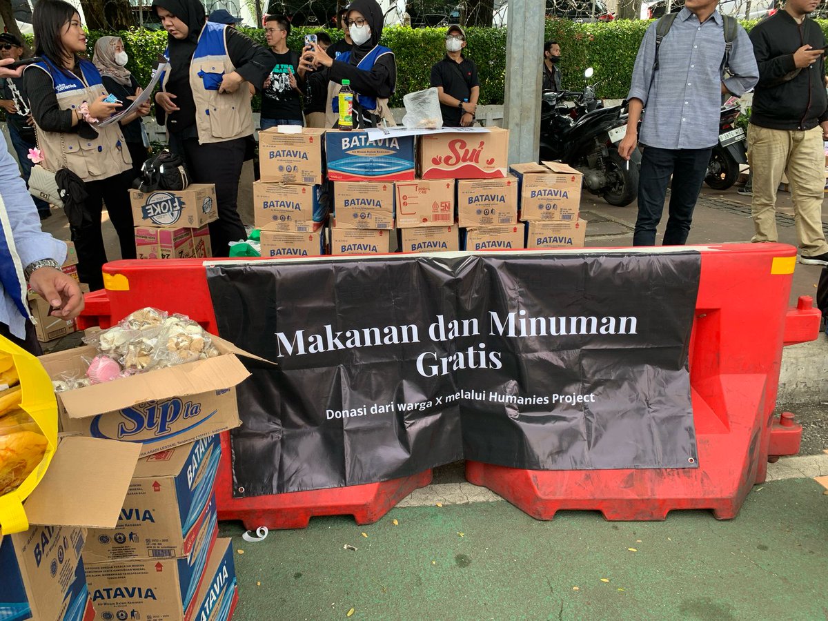 Posko Humanies berada di depan Gedung Indosat yaa!

Makanan, minuman, P3K, dan ambulans stand by sesuai dengan titik. Jangan dipaksa kalau nanti kondisi tubuh sudah tidak kuat ya teman-teman!

#IndonesiaGelap