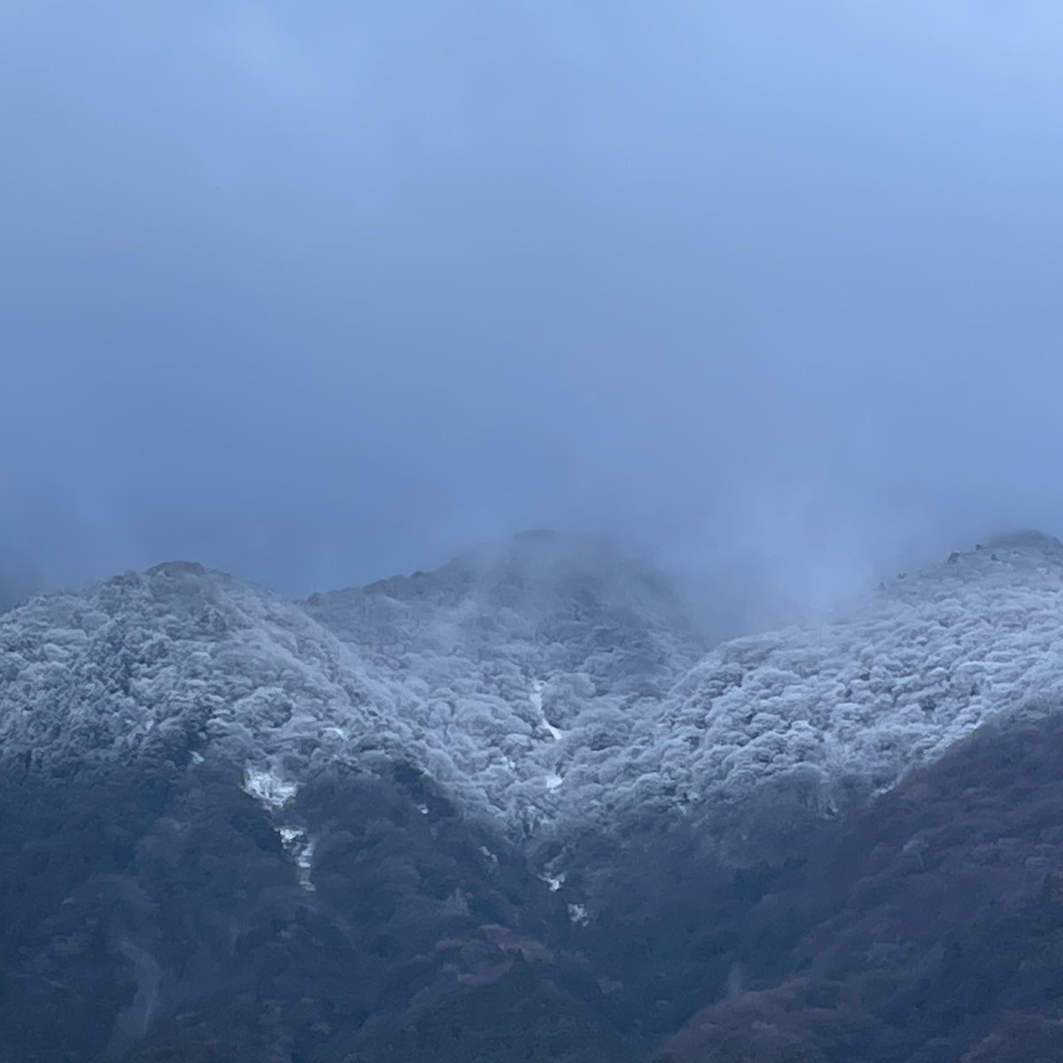 温泉♨️途中の、
雪が積もる前の山🏔️