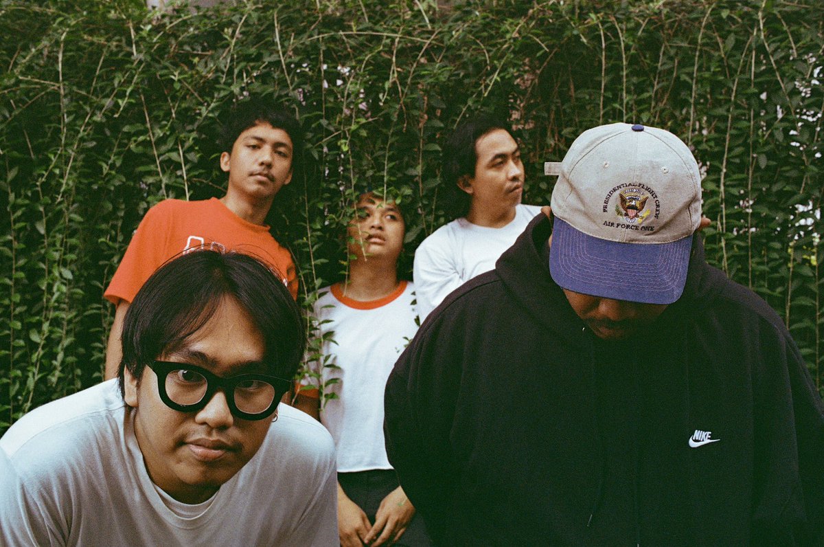 Di tengah riuhnya berita yg lg ramai, izinkan gue memperkenalkan <a href="/meltzforever/">MELTZ</a> yg berisi gue <a href="/ZakaSandra/">Zaka Sandra Novian</a> <a href="/tiltedfight/">GUILTY OF TOMORROW</a> <a href="/AkuDennis/">Daisuki Tjahaya Purnama</a> <a href="/fanatikinetik/">vikovieraldo</a> 

Kami baru aja merilis maxi single “Peluru//Krayon” 

Bila ada waktu luang sila didengarkan
1312 forever!

outtasightrecords.bandcamp.com/album/peluru-k…