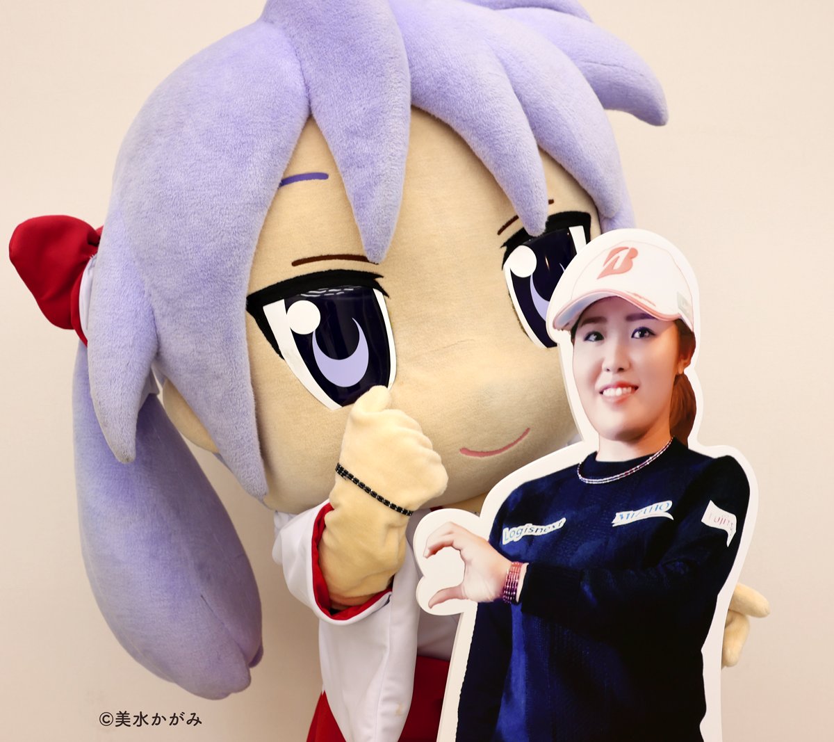 wasisho's tweet photo. かがみんがプロゴルファーとコラボ！？

らき☆すた本味醂の販売元で、鷲宮商工会員企業「㈱ゆうき」さんが取り扱っているコアフォースの契約選手、女子プロゴルファー古江彩佳さんの等身大パネル企画に参加！
https://t.co/9H0nnIixSg
#らきすた #かがみん #コアフォース #古江彩佳とコアフォース https://t.co/xIDpbg9FIM