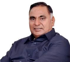 TanwarKhap's tweet photo. भाजपा द्वारा गुर्जरों का तिरस्कार कब तक?

केशव प्रसाद मौर्य उत्तर प्रदेश के उपमुख्यमंत्री रहते हुए 2022 के विधानसभा चुनाव में हार जाते हैं, फिर भी उन्हें मंत्री पद मिल जाता है।

उत्तराखंड के मुख्यमंत्री पुष्कर सिंह धामी भी चुनाव हारने के बावजूद मुख्यमंत्री बना दिए गए और बाद में 4 महीने बाद एक सुरक्षित सीट से उपचुनाव में जीत मिली।

अब दिल्ली में भी यही कहानी दोहराई गई। रेखा गुप्ता जी पहली बार चुनाव जीतकर आईं और उन्हें सीधे मुख्यमंत्री बना दिया गया।

लेकिन, जब बात #गुर्जर नेताओं की आती है, तो भाजपा के नियम बदल जाते हैं।

रमेश बिधूड़ी (@rameshbidhuri), जिन्होंने दिल्ली में भाजपा की सरकार बनवाने के लिए दिन-रात मेहनत की, उन्हें साइडलाइन कर दिया गया।

रामवीर बिधूड़ी (@ramvirbidhuri), जिन्होंने दिल्ली में भाजपा को मजबूत करने में महत्वपूर्ण भूमिका निभाई, उन्हें भी उनकी कड़ी मेहनत का कोई इनाम नहीं मिला। 

क्या सिर्फ इसलिए कि वे गुर्जर हैं?

भाजपा बार-बार गुर्जर समाज का अपमान कर रही है, फिर भी न जाने क्यों गुर्जर समाज भाजपा के लिए दरी बिछाने में लगा हुआ है।

मेरा सीधा सवाल भाजपा से जुड़े हर गुर्जर नेता और गुर्जर कार्यकर्ता से है—अब किस मुंह से आप भाजपा के लिए गुर्जर समाज से वोट मांगने जाओगे?

अगर भाजपा के बड़े नेता इसका जवाब देना चाहें, तो जरूर दें।

@BJP4India @BJP4Delhi @narendramodi @AmitShah 

 @nkgurjar4bjp @tejpalnagarMLA @nawabsnagar @surendrasnaagar @KPGBJP @jawaharbedam