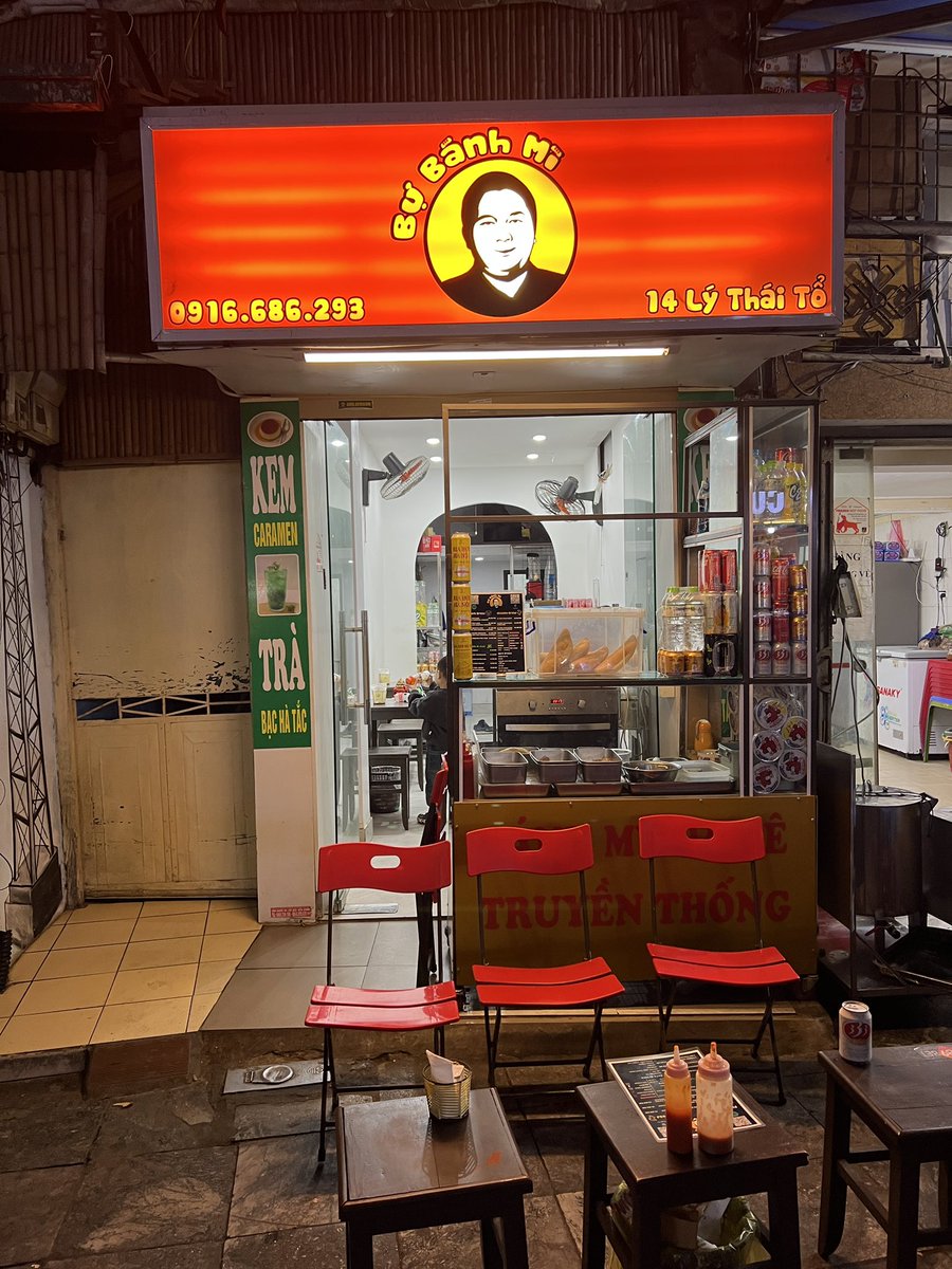 Areca2022's tweet photo. 夜ご飯はなかなかお腹が減らないので20時過ぎ。バインミーの人気店 #BuBanhMi もお客さん少ない。少し余力があったのでフォーの名店 #PhoThin まで更に歩く、21時過ぎでこちらもガラガラ☺️何故か豚骨風の匂いが漂ってる。ガチ旨😋
#ハノイ
https://t.co/RfTLJLSCO6
https://t.co/egfXaTPmn4 https://t.co/S2ZNIG1vHQ