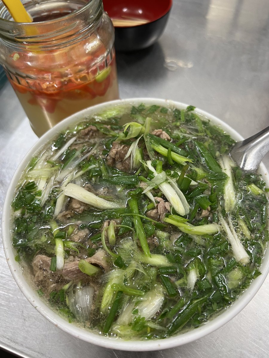 Areca2022's tweet photo. 夜ご飯はなかなかお腹が減らないので20時過ぎ。バインミーの人気店 #BuBanhMi もお客さん少ない。少し余力があったのでフォーの名店 #PhoThin まで更に歩く、21時過ぎでこちらもガラガラ☺️何故か豚骨風の匂いが漂ってる。ガチ旨😋
#ハノイ
https://t.co/RfTLJLSCO6
https://t.co/egfXaTPmn4 https://t.co/S2ZNIG1vHQ