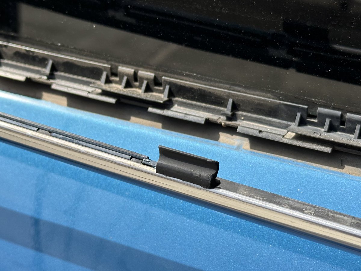 yuuhito07's tweet image. 外車のこう言うとこは嫌🤢

新車5年でボロボロなゴムパーツ
保証もクソもないパーツ

6年目で流石に見るに耐えれず交換💸
ディーラーも人気商品と言うぐらいボロい

何でこの部分だけ左右とも弱いだろなー

#f60 #ミニクロスオーバー #外車あるある