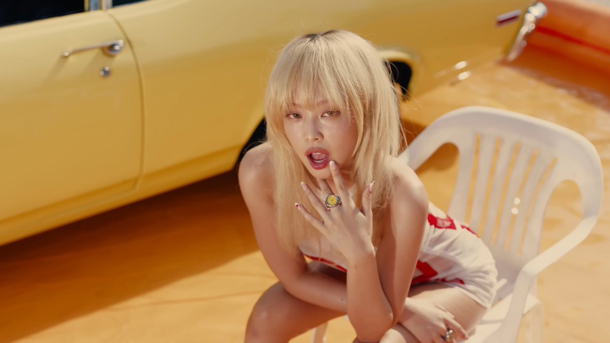 uzer0016's tweet photo. jennie really makes music for the "i listen to everything" girlies https://t.co/2CMNySz5MZ