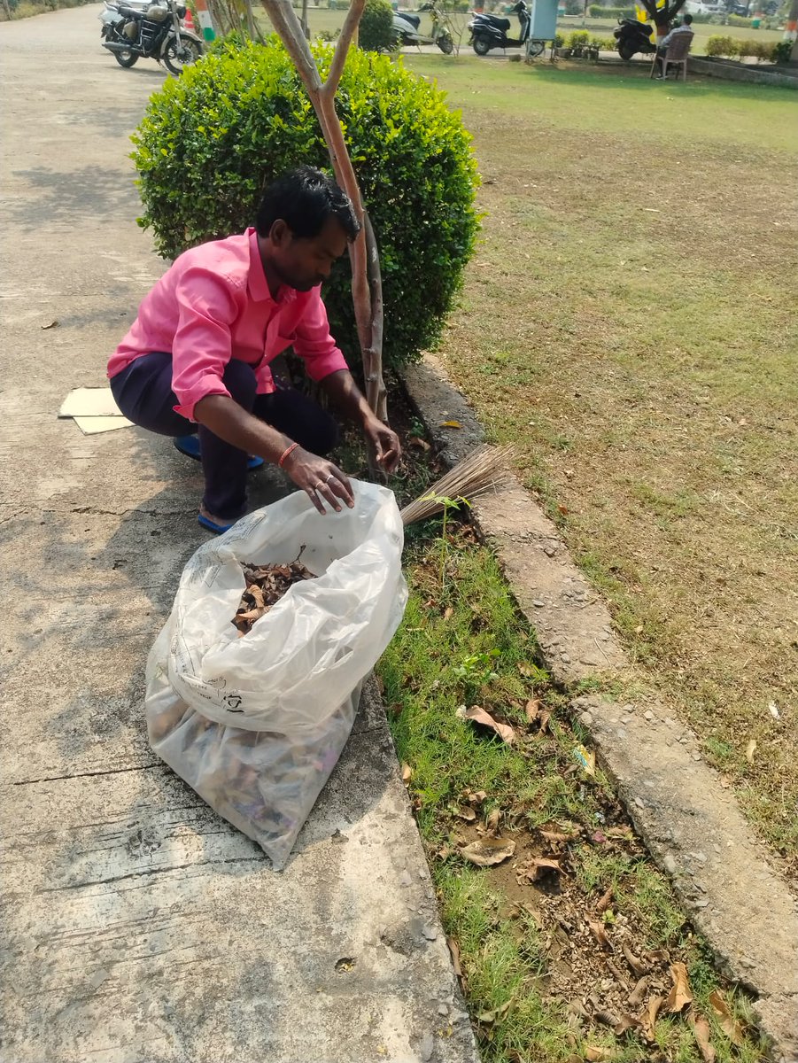 स्वच्छता पखवाड़ा अभियान 2025 के तहत दिनांक 20.02.2025 को डीओ रायपुर के गार्डन क्षेत्र की सफाई