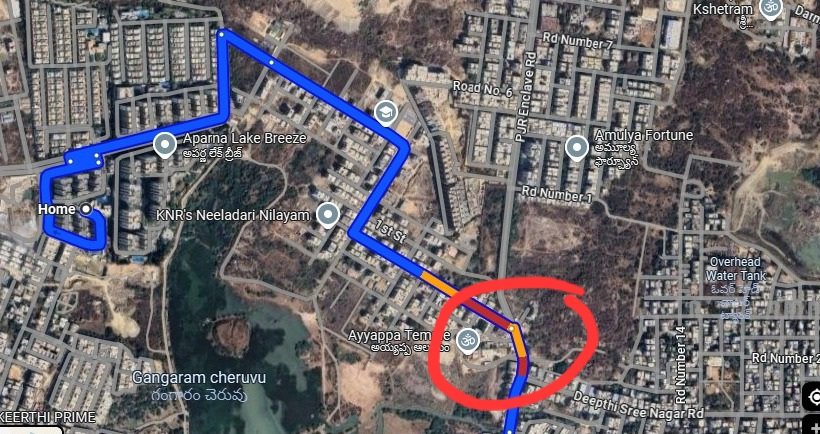 IamDheerMehta's tweet photo. Narrow road and overflowing drain at Hunger Hub Jn on PJR Enclave Road create frustrating traffic jams, hindering access for 10-15k families with no altrnte route, which could dangerously delay emrgncy services; recipe for disaster @GHMCOnline @CommissionrGHMC @CYBTRAFFIC plz act https://t.co/CROTq8W6YL