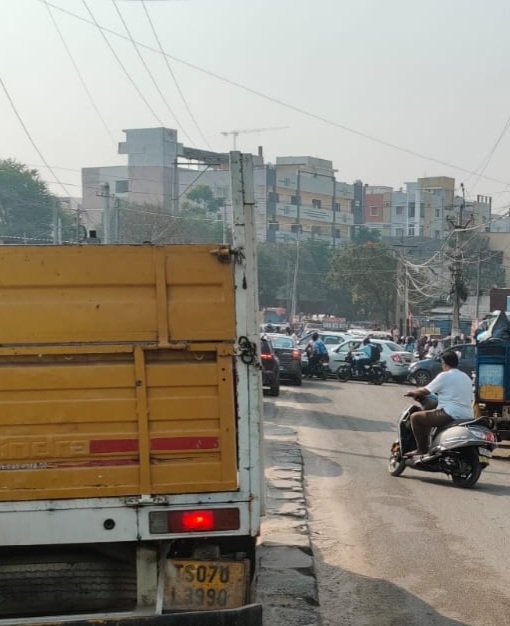 IamDheerMehta's tweet photo. Narrow road and overflowing drain at Hunger Hub Jn on PJR Enclave Road create frustrating traffic jams, hindering access for 10-15k families with no altrnte route, which could dangerously delay emrgncy services; recipe for disaster @GHMCOnline @CommissionrGHMC @CYBTRAFFIC plz act https://t.co/CROTq8W6YL