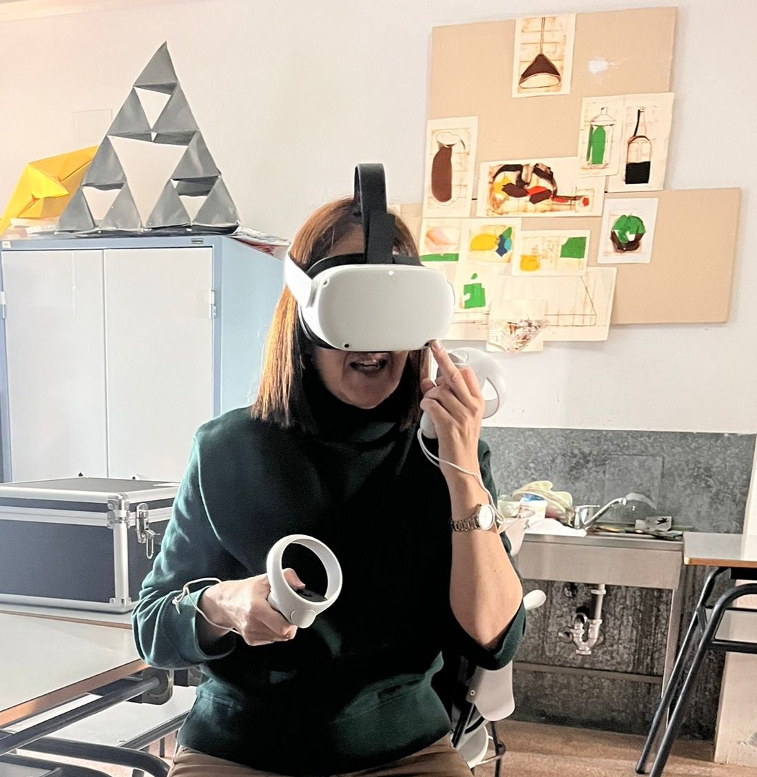 Disfrutando en mi aula de Dibujo de las gafas VR y capacitando a mis compañeros ...