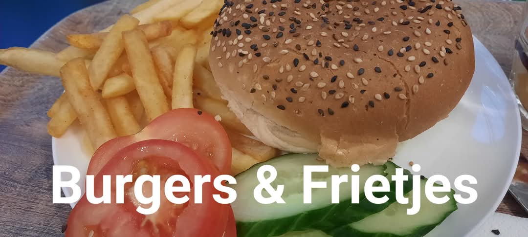 Gisteren was alweer de vijfde editie van Burgers &amp; Frietjes 🍔🍟georganiseerd door de gemeenteraad. Het was wederom gezellig druk. We voerden met inwoners gesprekken over o.a verkeersveiligheid, woningnood, toegankelijkheid voor minder mobiele mensen en (slecht) openbaar vervoer.