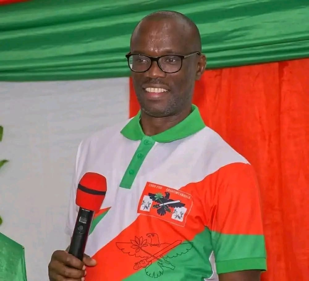 Uwihayedidier's tweet photo. Mbega hari ikinanira Imana? Kuva kera gushika ubu ntakihari kandi ntanikizobaho! Uyu munsi , Duhimbawe cane no kuba Imana yongeye kubatuzanira ngo mubandanye amabanga menshi Imana yabatoranirije! Imana twashize imbere mu Gihugu cacu ciza c'🇧🇮 Izokwama ari Imana ibihe bidashira! https://t.co/LBiHJWXmH8