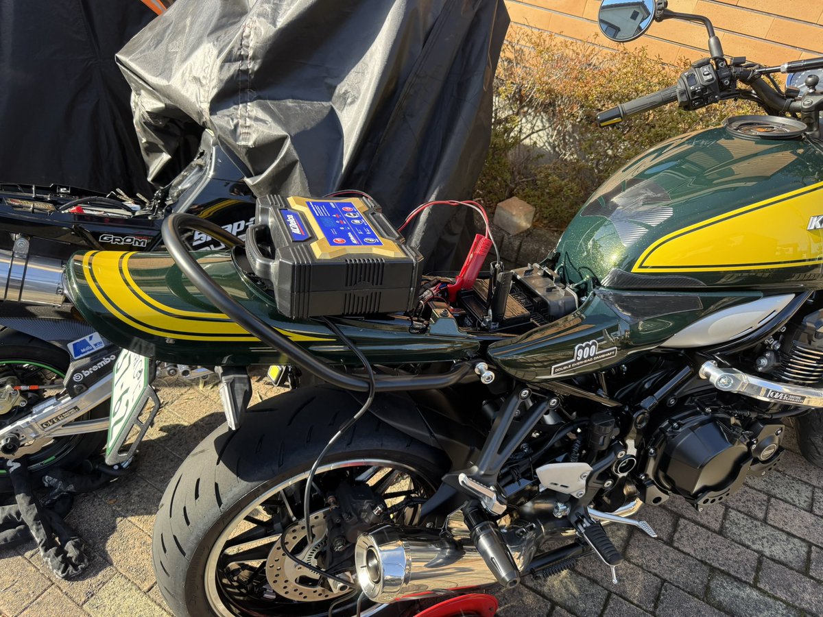 transport3333's tweet photo. 今日、カワサキプラザZ900RSの6ヶ月点検…(持ち込み前に)
1ヶ月点検から100km程度しか乗らんかったから
4日程前からACDelcoの充電器でメンテモードで放置して朝イチで充電(即充電完了)
#KAWASAKI
#Z900RS
#YELLOWBALL
#バッテリー充電
#ACDelco https://t.co/ZZLuBtTpSM