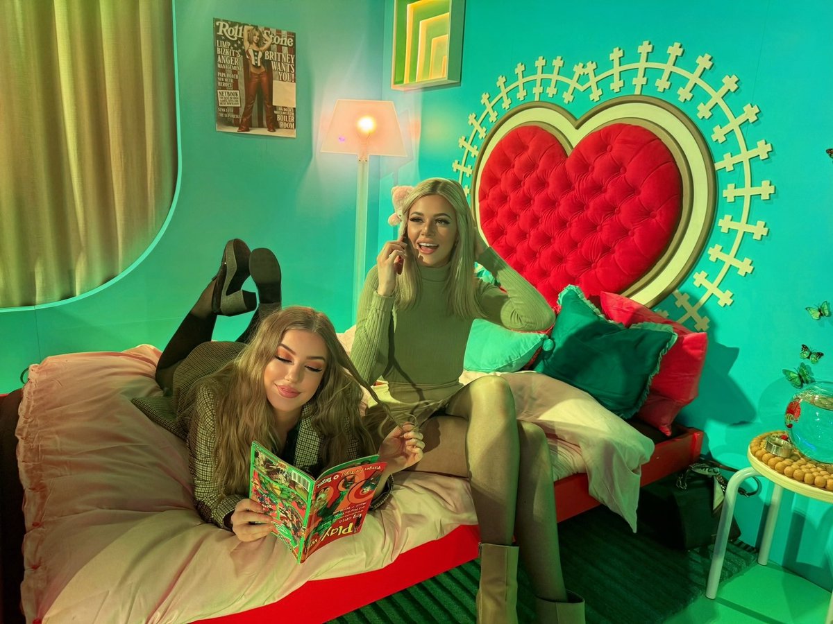 25 years back into straight nostalgia of @thesims and I’m reminiscing building my dream home at 8 years old with my 1 million Simoleons 💚 

Thankyou so much for the invite @ea and I can’t wait to jump back on the game again! 

This activation is open for this weekend only, so if