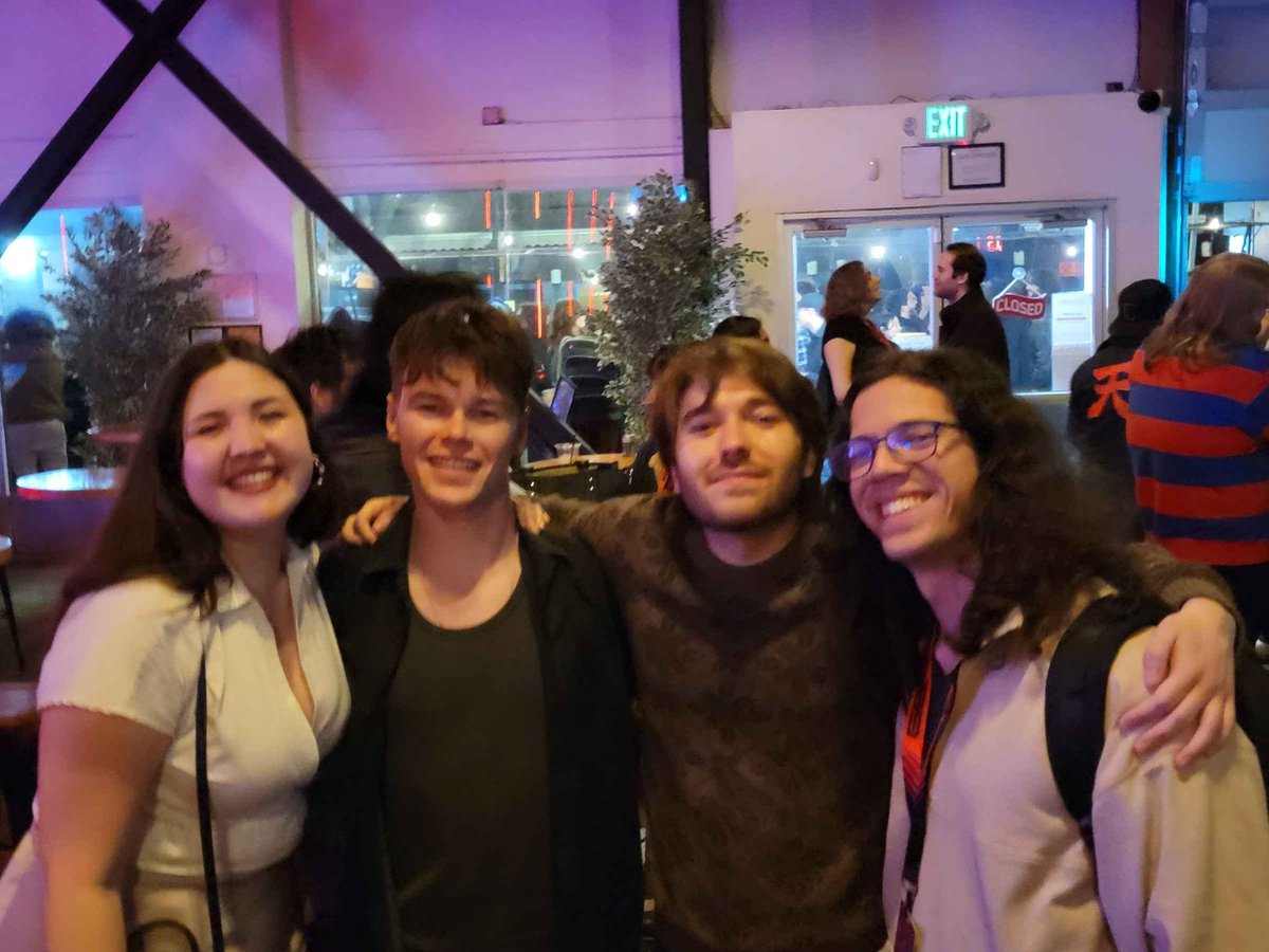 1 - two melee players spending valentine's day at Genesis 
2 - moments before im crying in my hotel room cause soonsay too good 
3 - IS THAT MY BOI SEAN RAIDER?????????
4 - melee canadians + future melee canadian