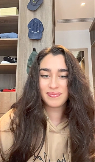 MoonshineTeam's tweet photo. En su live de tiktok Lauren comentó que está en Los Ángeles y que está trabajando arduamente y cada día en el álbum, casi encerrada para eso.

¿Será que este año sí nos toca LJ1? 🤔 https://t.co/YCFs01jFMJ