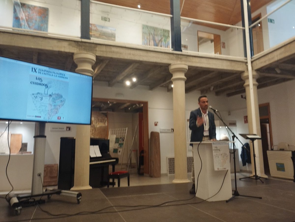 📢Ayer vivimos una jornada intensa y enriquecedora, en la IX Olimpiada de
Filosofía. pudimos ver sobre todo el nivel altísimo en las pruebas por parte del alumnado.
🔎 Hoy conoceremos los tres trabajos finalistas por cada modalidad.
#OlimpiadaFilosóficaCLM #PensamientoCrítico