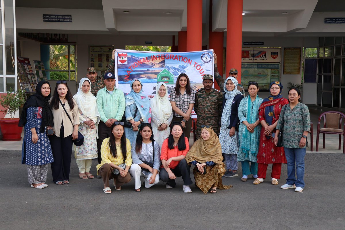 IaSouthern's tweet photo. #OperationSadbhavana 

#NationalIntegrationTour comprising 
16 teachers and staff from #ArmyGoodwillSchool #Ladakh visited #ArmyRowingNode #CME, #Pune on 20 Feb 2025.

They were briefed on the world-class rowing facilities that have produced numerous national and international champions. The visitors also interacted with #IndianArmy rowers and witnessed their intense training sessions, gaining insight into the dedication and discipline of the sport.

#Rowing #BuildingBridges @adgpi