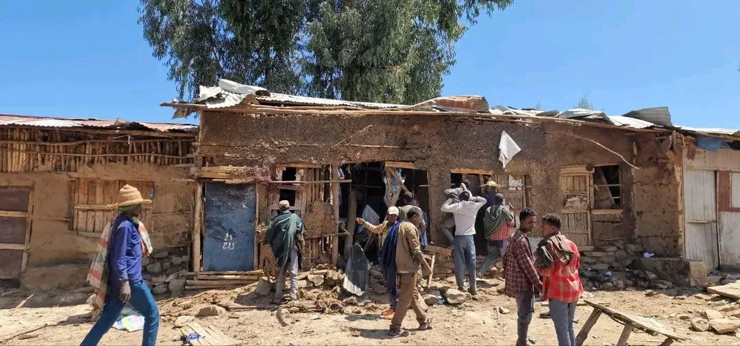 በምስራቅ ጎጃም ዞን ጎንቻ ሲሶ እነሴ ወረዳ እነገሽ ቀበሌ በሶስት ተከታታይ አነስተኛ ሱቆች ላይ በደረሰ የድሮን ጥቃት ህፃን ሙሉጌታ በለጠን ጨምሮ 16 ንፁሃን ወዲያውኑ ሲሞቱ 10 የሚሆኑት ደግሞ ከባድና ቀላል ጉዳት አስተናግደው ህክምና ላይ እንደሚገኙ