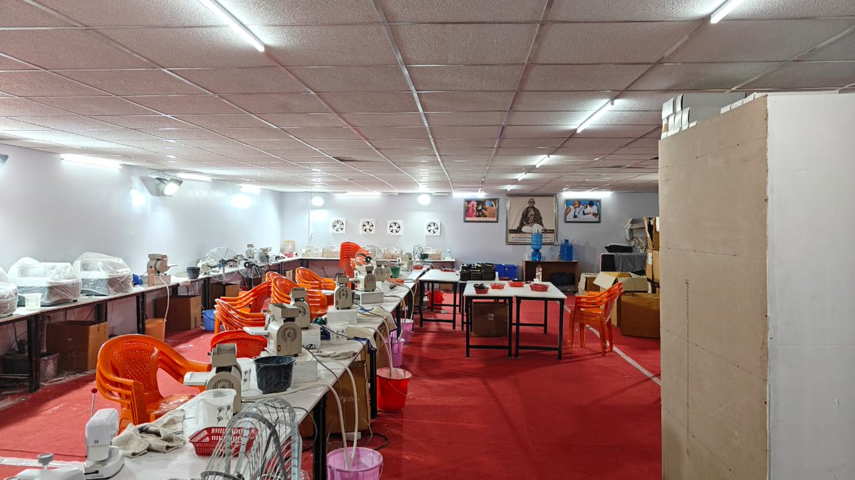 BJPMadhukarAP's tweet image. #PrayagrajMahakumbh2025 లో  చాలా మందికి తెలియని అతిపెద్ద సేవా కార్యక్రమం &quot;నేత్ర కుంభ్ &quot; .#RSS ప్రేరణతో నడుస్తున్న ఈ #NetraKumbh లో  ఉచితంగా కంటి పరీక్షలు నిర్వహించి,అవసరం అయిన వారికి ఉచితంగా కళ్ళజోడు ఇస్తున్నారు.గత 46 రోజుల్లో  1,33,652 మందికి ఇచ్చారు.